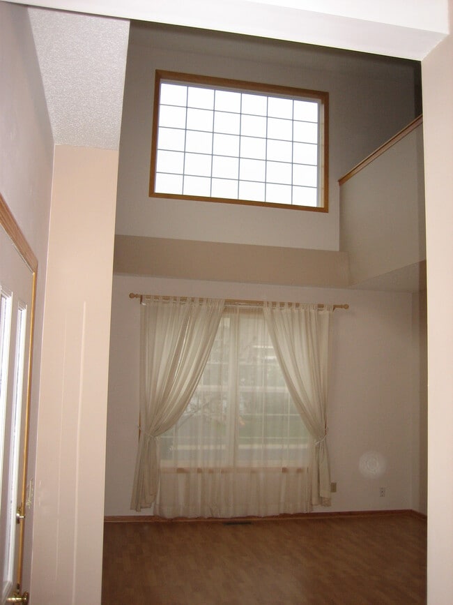 Entry and mainliving - 15100 Dunwood Trl