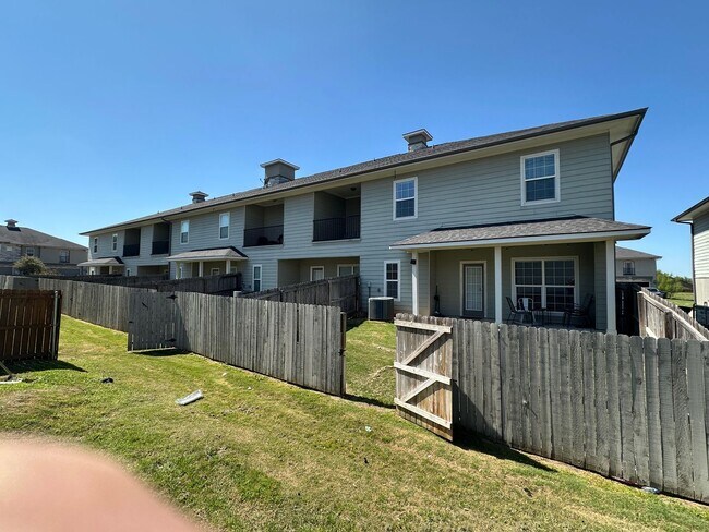 Photo - College Station - 3 Bedroom - 2.5 Bath - 2 car garage - fenced in back yard - Near Rock Prairie