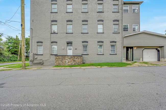 Photo - 717 Mill St