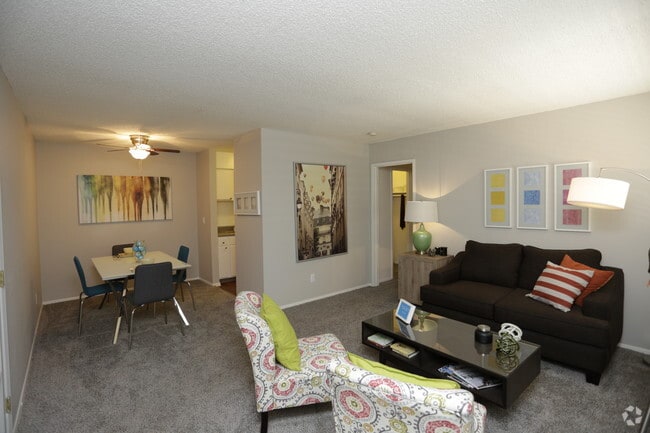 1BR, 1BA - 650 SF