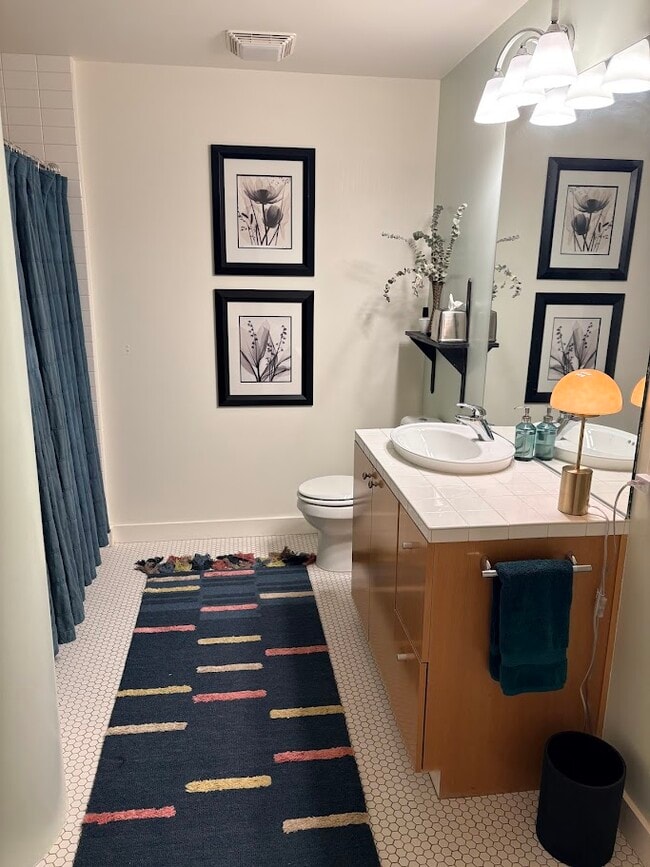 Guest bath - 1926 W Burnside St Unit 1302