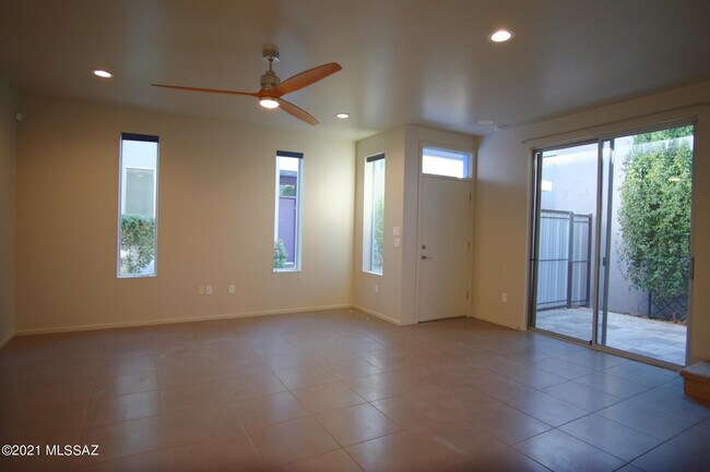 Photo - 932 E Lustrum Ln