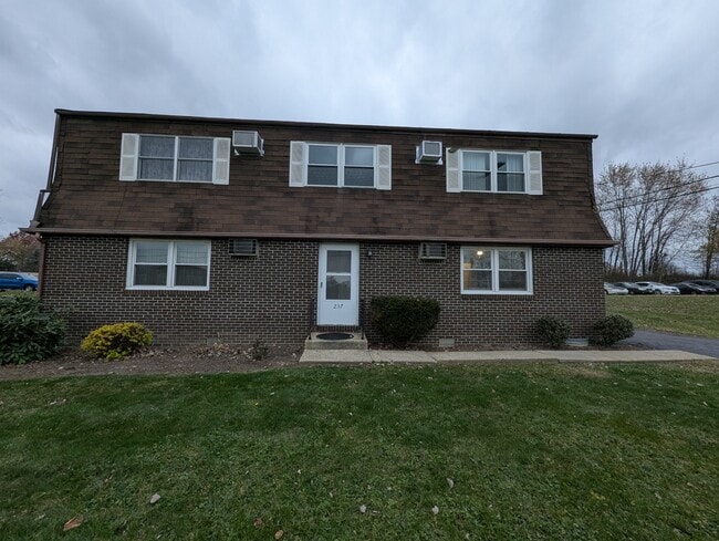 Building Photo - 237 Summit St N Unit #2