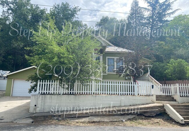3 Bedroom 1.5 bath Victorian Home w/ 2 Car... - 3 Bedroom 1.5 bath Victorian Home w/ 2 Car...