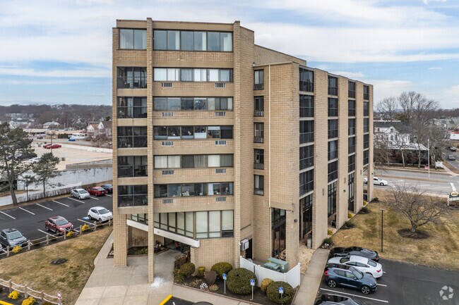 Photo - Harborview Condominiums