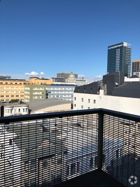 Building Photo - Beautiful top floor 1BD/1BA unit in the Hayes Rental