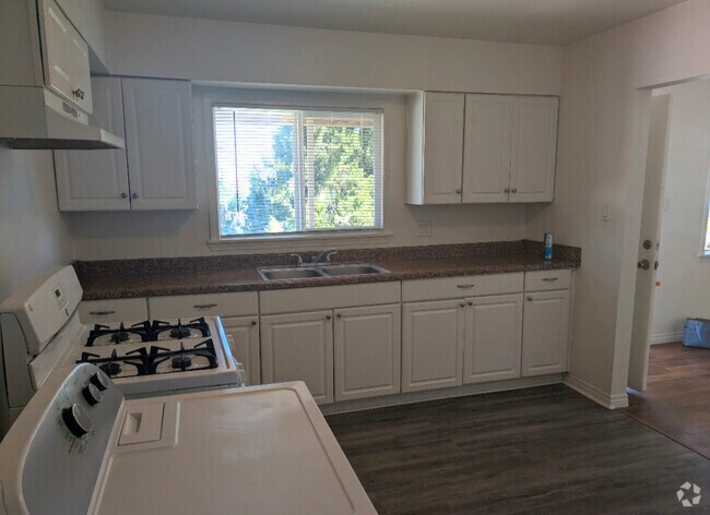 Building Photo - 316 W Kettering St Rental