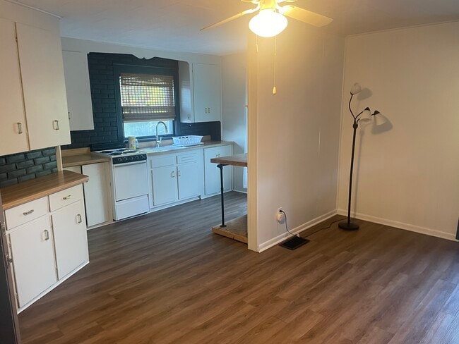 Building Photo - 4470 Main St Unit apartment 3