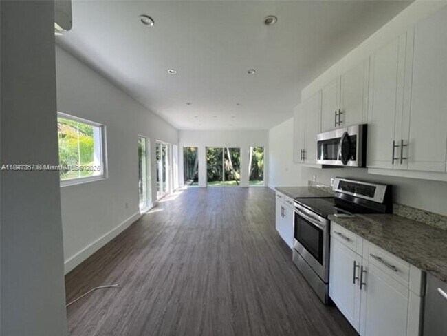Building Photo - 2450 SW 19th Ave Rental