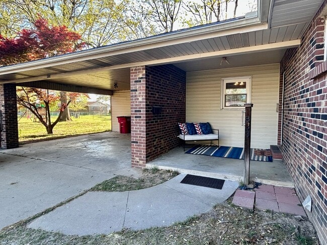 Photo - 833 Stanford Dr