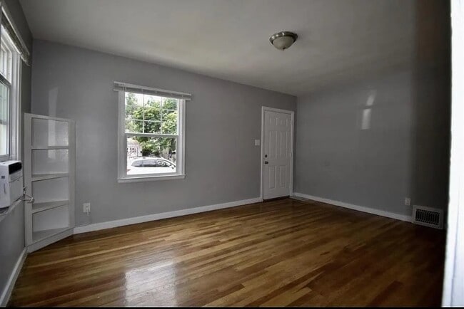 Photo - 651 Cheney St