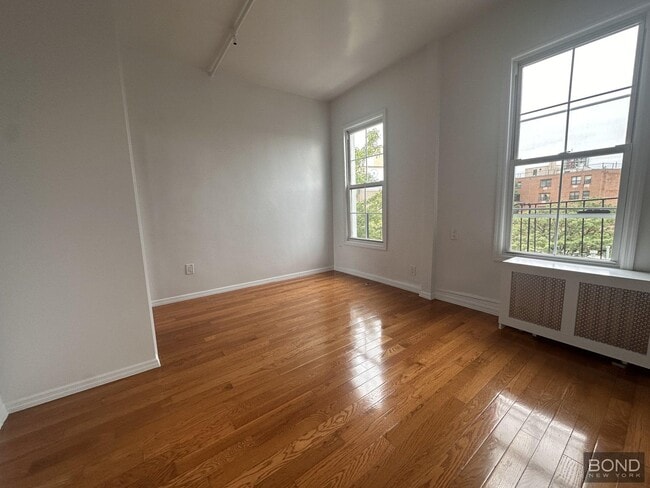 Building Photo - 927 Grand St Unit 3R Rental