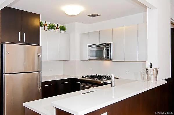 Building Photo - 13-11 Jackson Ave Unit 0