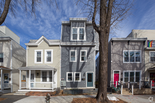 Building Photo - 1512 Gales St NE Rental