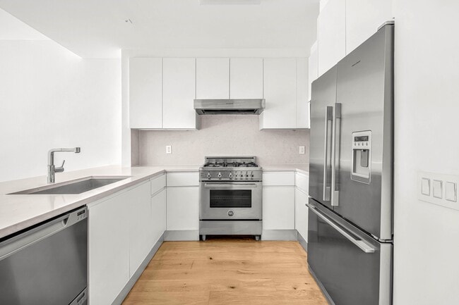 Photo - 277 E 7th St