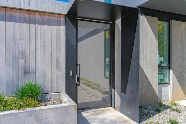 Entrada - 9th & Broadway