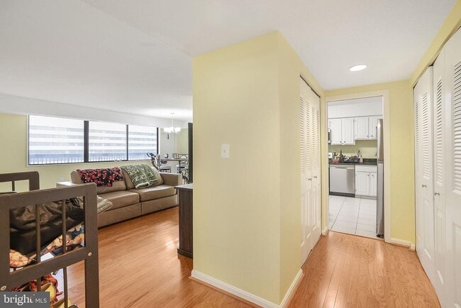 Photo - 3713 S George Mason Dr Unidad 1011