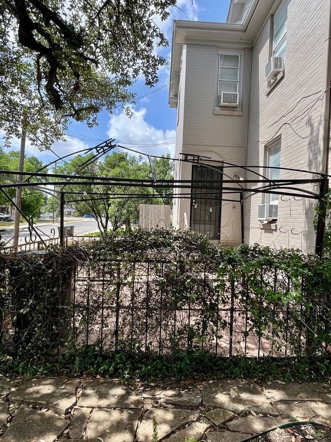 Photo - *LOCATION* Fabulous 1/1 with extra space O...