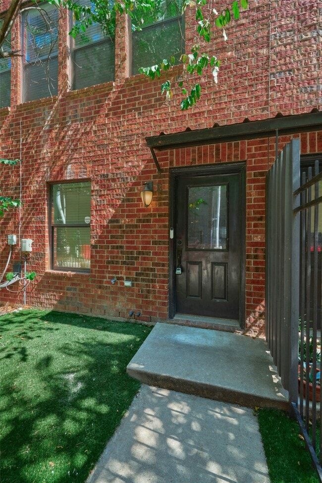 Photo - 2422 Navigation Blvd Unit E