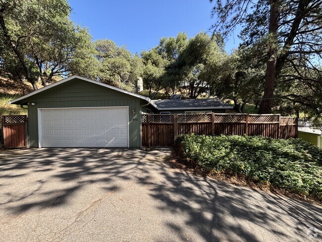 Building Photo - Darling 2-bed home with private lot nestle...