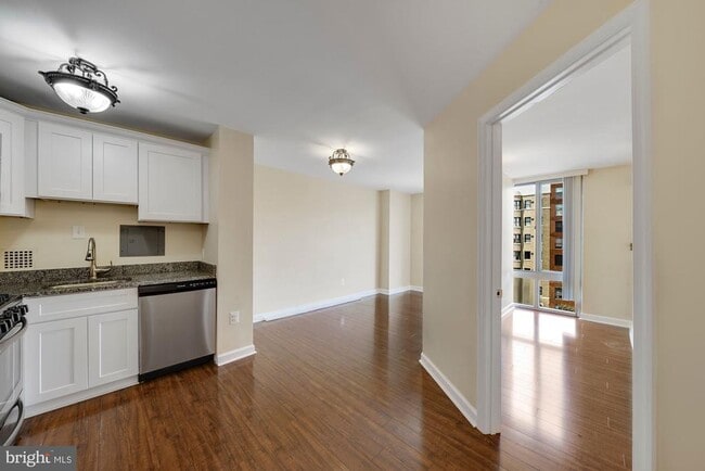 Photo - 950 25th St NW