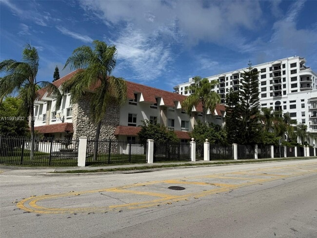 Building Photo - 7251 SW 82nd St Unit 15