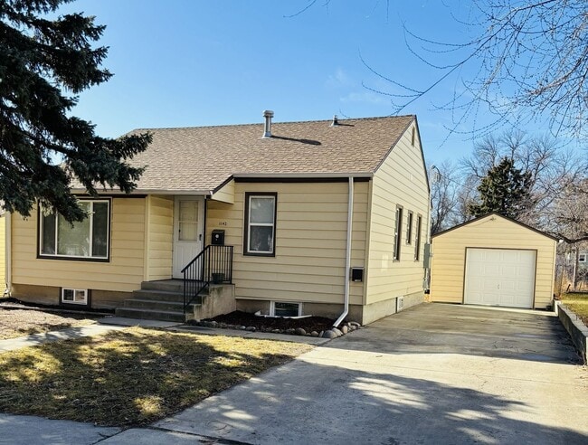 Building Photo - Freshly Remodeled with Free Shared Laundry Unit Basement 1 bedroom 1 bath