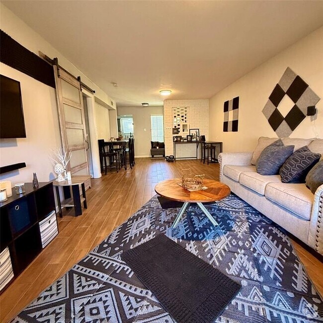 Building Photo - 13022 Trail Hollow Dr Unit 3022 Rental