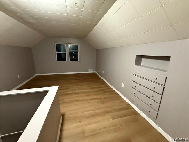 Photo - 20084 Greenview Ave