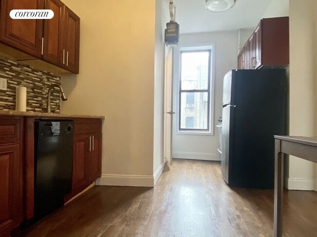 Photo - 215 E 4th St Apartamento