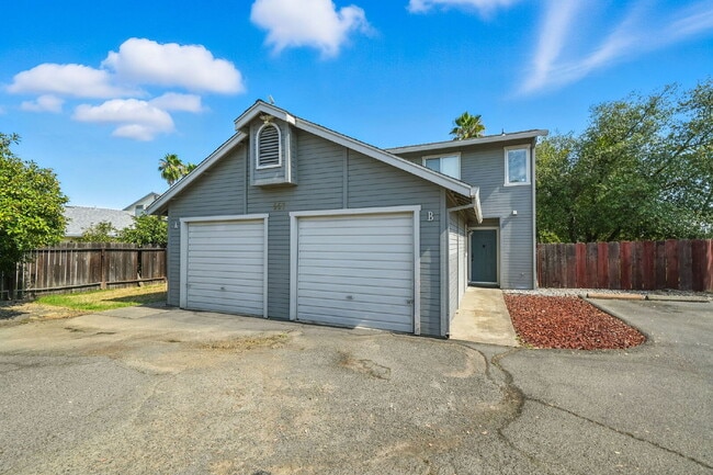 Building Photo - Adorable 2/1.5 with private back yard, ful... Unit B