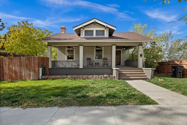 Building Photo - Big Tree Charmer 2 bed 1 bath.