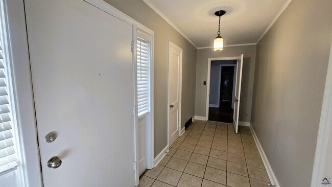 Photo - 2819 Northwoods Dr N