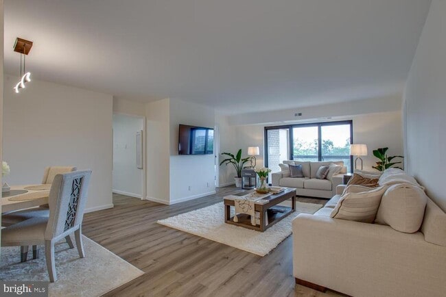 Building Photo - 203 Yoakum Pkwy Unit 1217