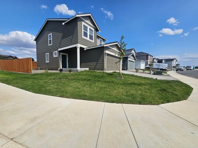 Building Photo - Stunning 4-Bedroom Pet-Friendly Home for L...