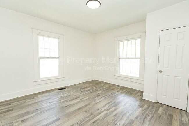 Photo - 3207 Curtis St