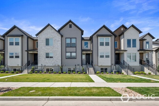 Building Photo - Beautiful Townhome in Wonderful Location!