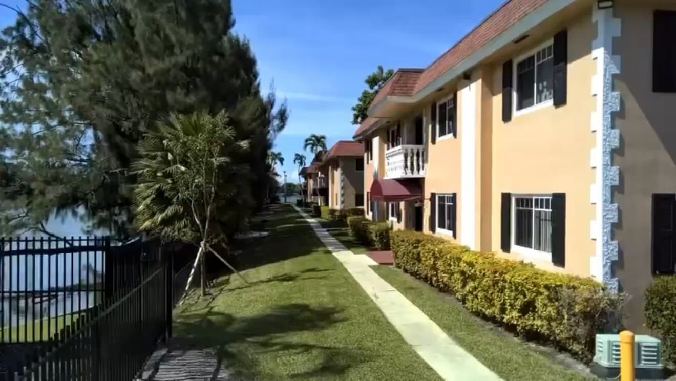 Lake Villa Apartments - Lake Villa Apartments