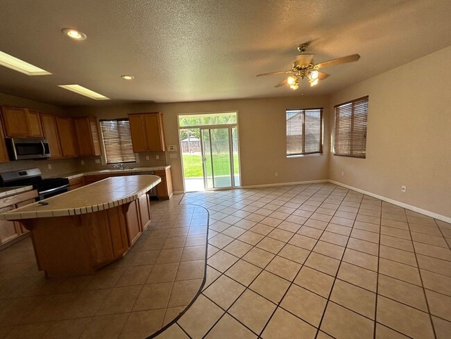 Photo - Spacious 6 Bedroom 3.5 Bathroom in SE Visalia!!