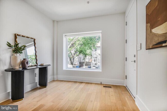 Photo - 2515 Ontario Rd NW Unit 1