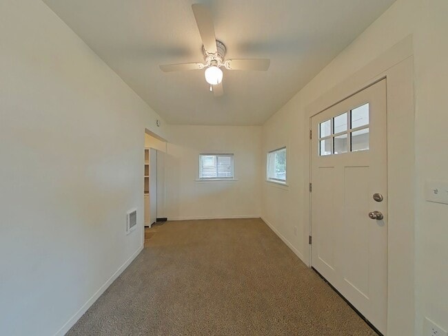 Photo - 1 Bedroom House ~ Close to Campus ~ Small ...