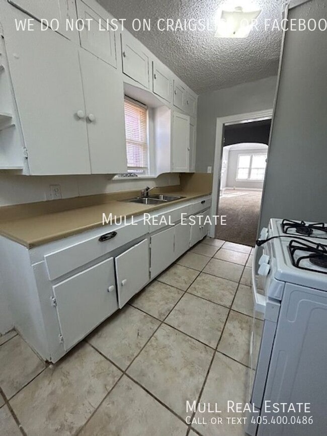 Photo - 825 NE 24th St