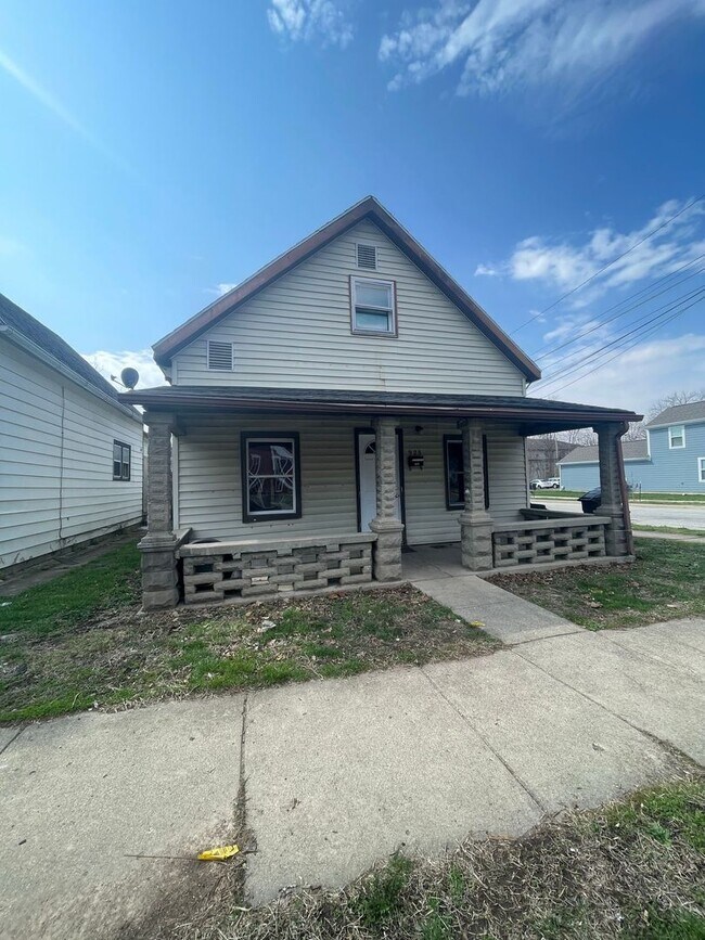 Building Photo - 2 Story 3 Bedroom Home Close to Downtown w/ Fenced in Backyard, Washer/Dryer, and Shed