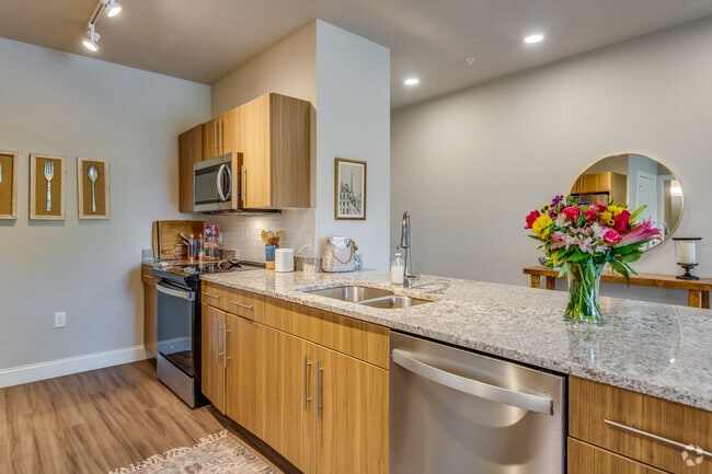 1 BR, 1 BA - 952SF