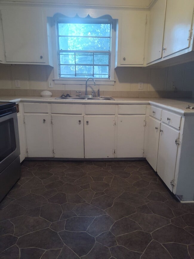 Photo - 665 Heather Ln