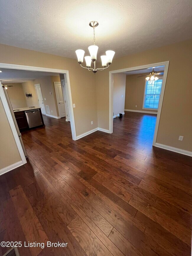 Photo - 208 Huckaberry St