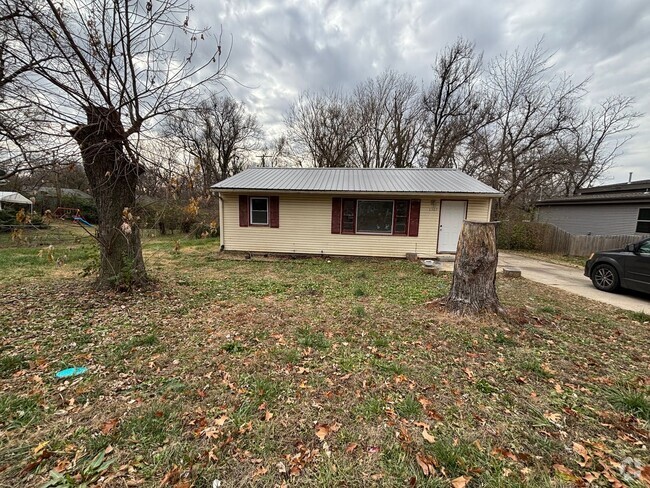 Building Photo - 3 bed 1 bath house with basement!