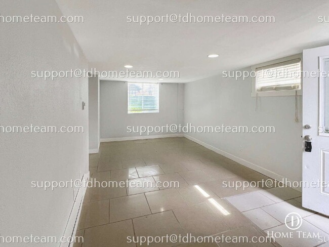 Photo - Modern and Spacious Duplex Rental in Tacoma's Desirable Location! Unidad B