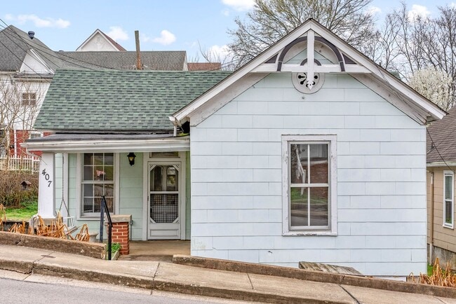 Building Photo - Cozy 2 Bedroom Downtown Home Available!