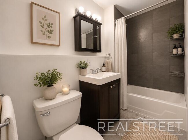 Photo - Kingsize Bedrooms with Private Backyard in the Heart of Bushwick Unidad 1R